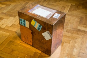 Walead Beshty, varinis kubas (Fedex® Kraft Box© 2005 Fedex 157872 Rev 10/05 SSCC), tarptautininis prioritetas, Los Andželas–Ženeva, trk#860603386371, 2011 m. kovo 9–14 d., tarptautinis prioritetas, Ženeva–Kaunas trk#803581825107, 2015 m. rugsėjo 2–7 d., 2011. Foto: Remio Ščerbausko
